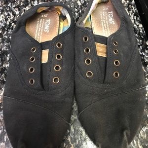 Black Canvas Toms with shoelace holes